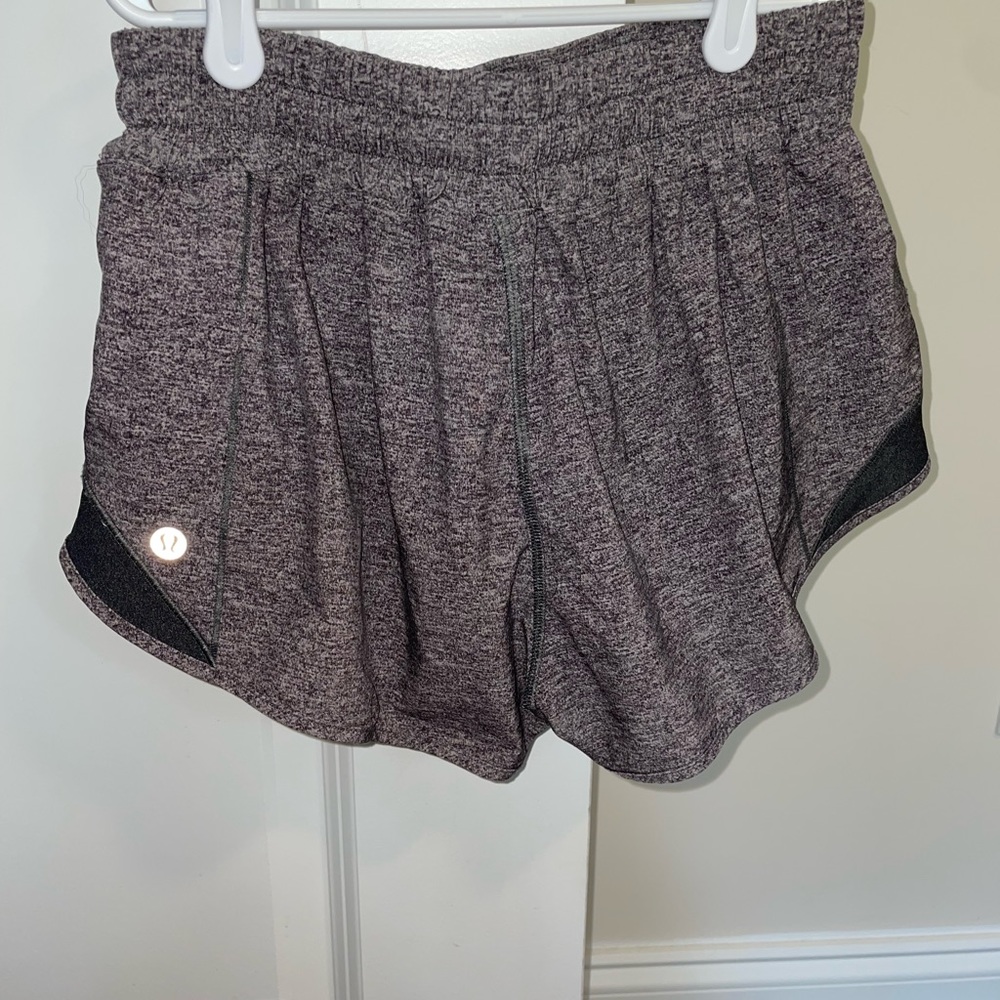 Lululemon hotty hot size 6 with 2.5 inch inseam
